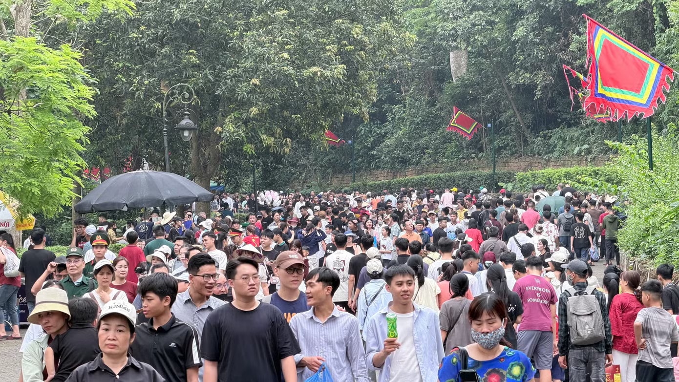 Dòng người nhích từng bước lên Đền Hùng - Ảnh 5.