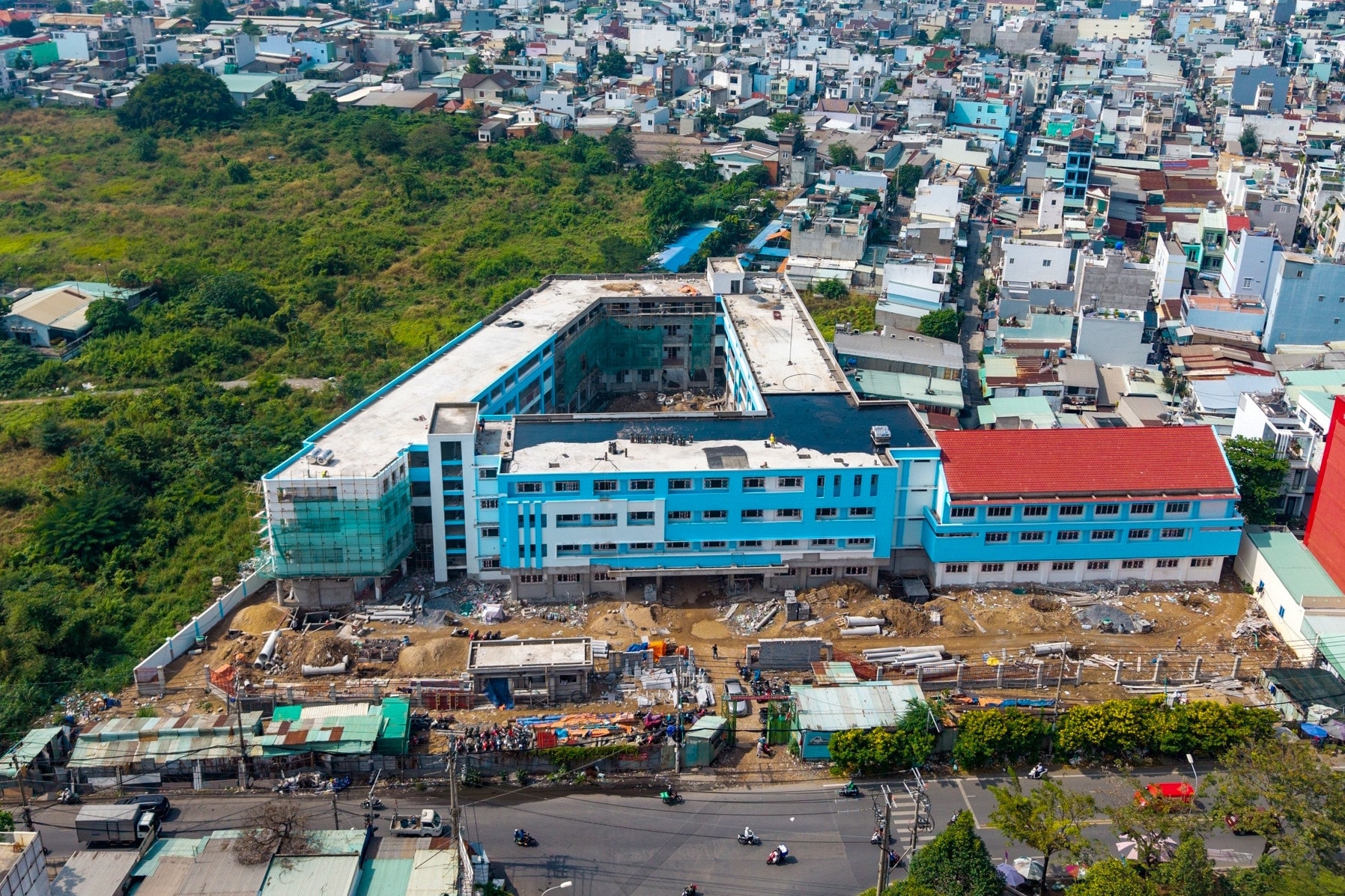 Sắp hoàn thiện trường học đầu tiên xây dựng trên nền đất khu nghĩa trang lớn nhất thành phố- Ảnh 1. Sắp hoàn thiện trường học đầu tiên xây dựng trên nền đất khu nghĩa trang lớn nhất thành phố- Ảnh 1.