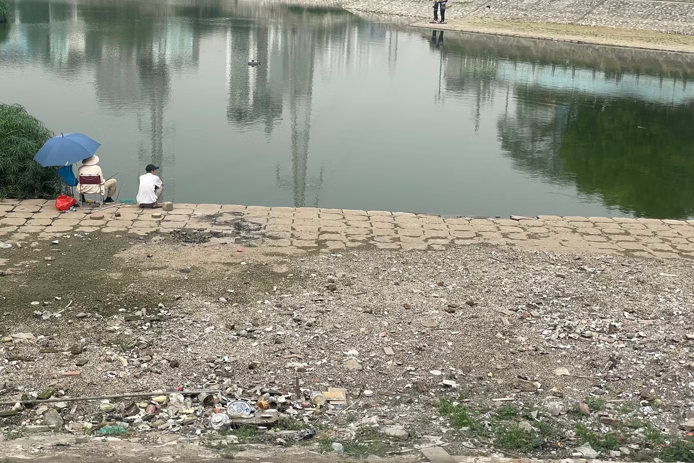 Người dân thản nhiên câu cá bên cạnh bãi rác khổng lồ. Hồ Hạ Đình ở Hà Nội bị 'bức tử' - Ảnh 19.