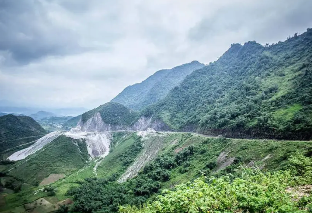 Cung đèo quanh năm ‘tuyết phủ trắng xóa’ của Việt Nam, một ngày có thể trải nghiệm đủ 4 mùa- Ảnh 2.