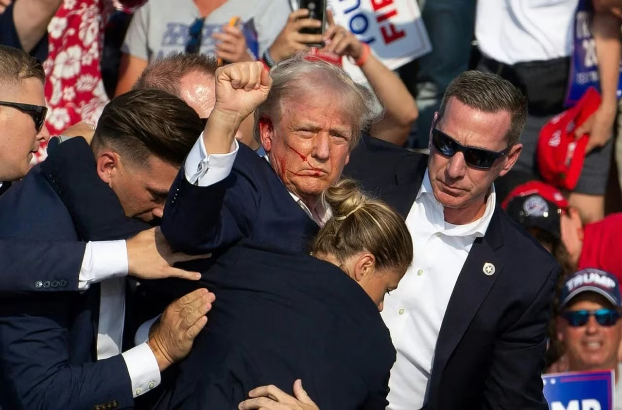 Ông Trump bị ám sát tại một sự kiện vận động tranh cử ở Butler. Từ chiến dịch tranh cử đến nhiệm kỳ tổng thống Mỹ: Ông Trump nhiều lần đối mặt đe dọa an ninh - Ảnh 1.