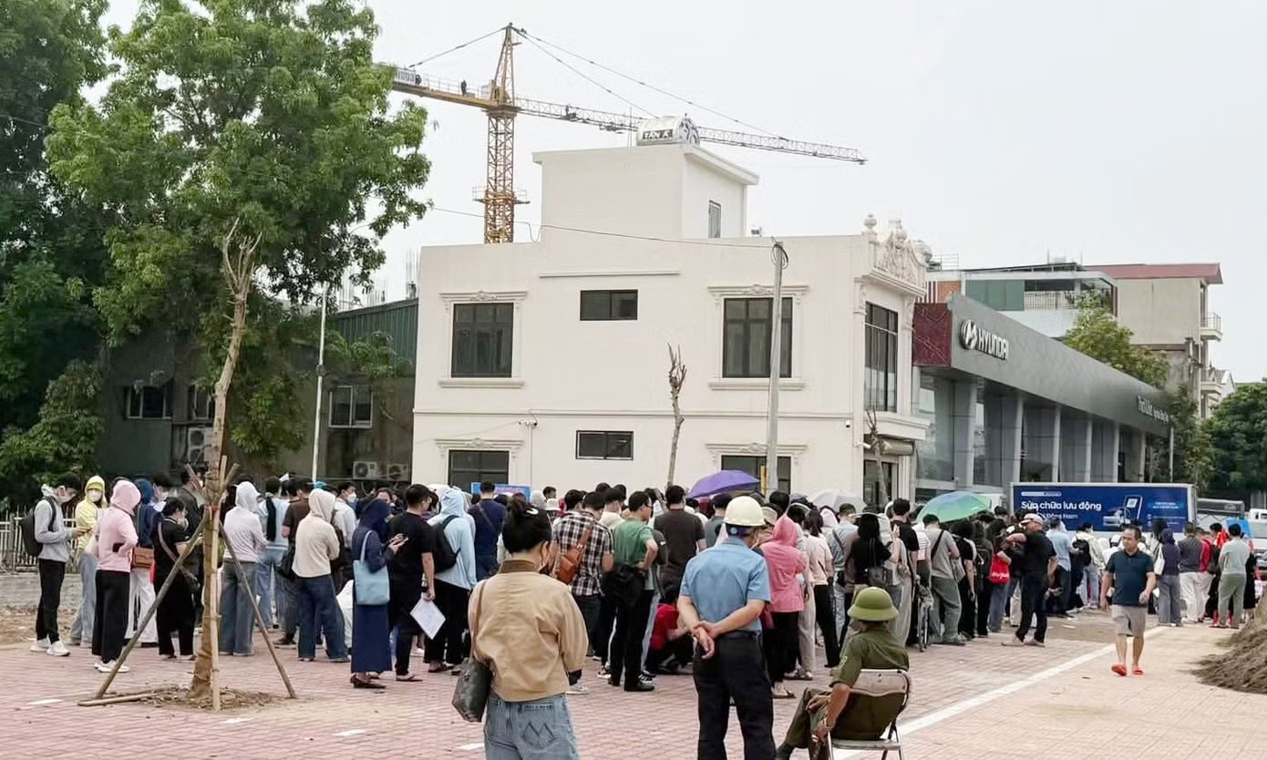 Tái diễn cảnh xếp hàng nộp hồ sơ mua NƠXH tại Hà Nội - Ảnh 1.
