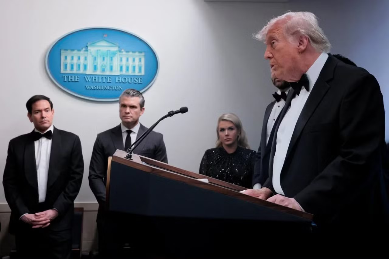 Nổ súng tại tiệc báo chí Nhà Trắng: Tổng thống Trump họp báo, nghi phạm mang nhiều vũ khí - Ảnh 1.