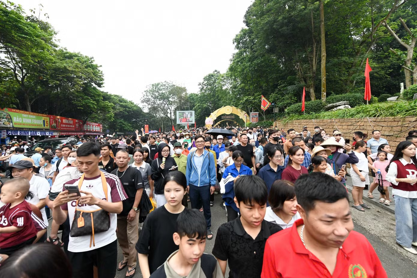 Dòng người nhích từng bước lên Đền Hùng - Ảnh 7.