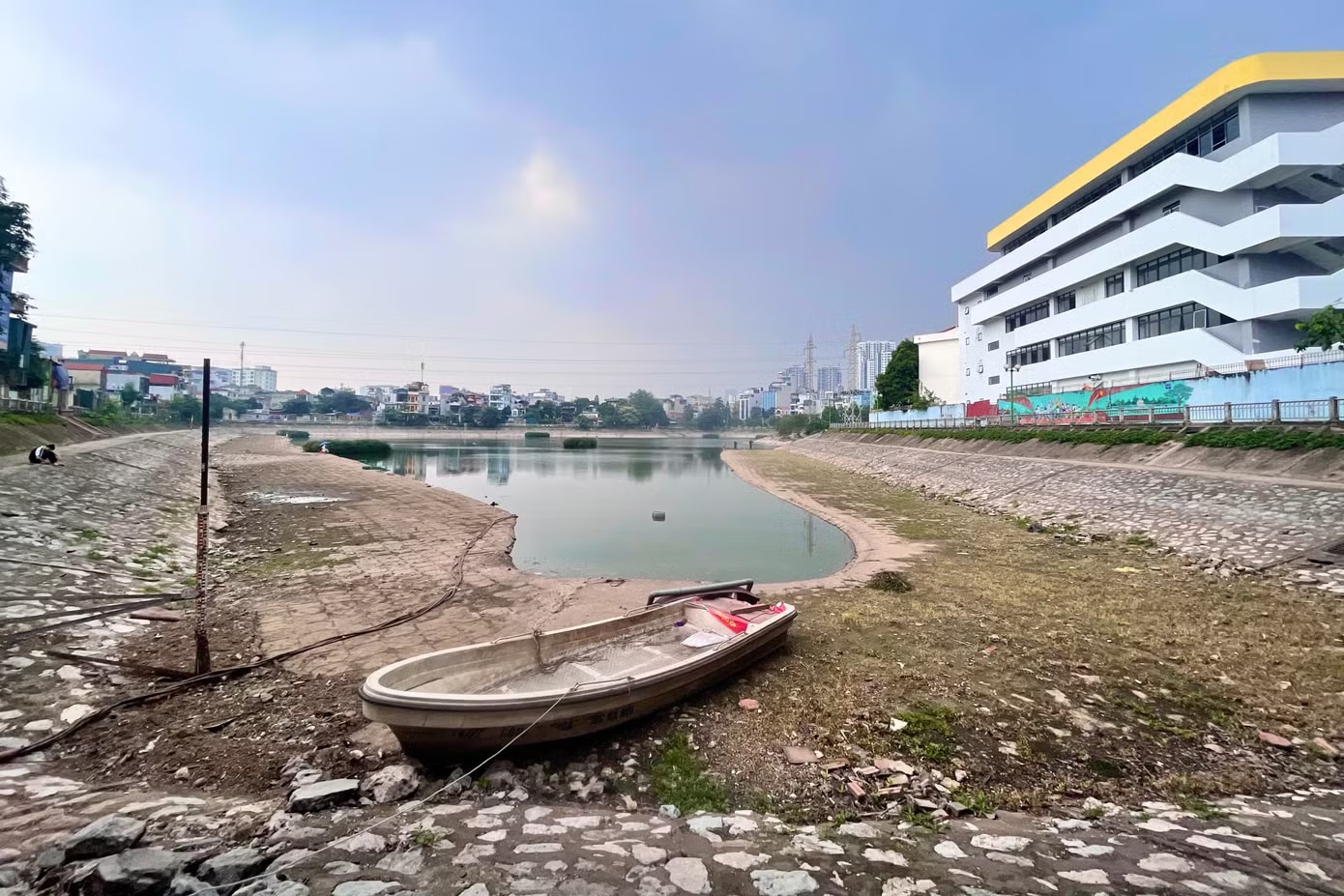Người dân sinh sống tại khu vực trên cho biết thêm, hệ thống thoát nước chưa được bàn giao cho đơn vị quản lý nên chưa thể quản lý, duy trì nạo vét định kỳ. Hồ Hạ Đình ở Hà Nội bị 'bức tử' - Ảnh 8.