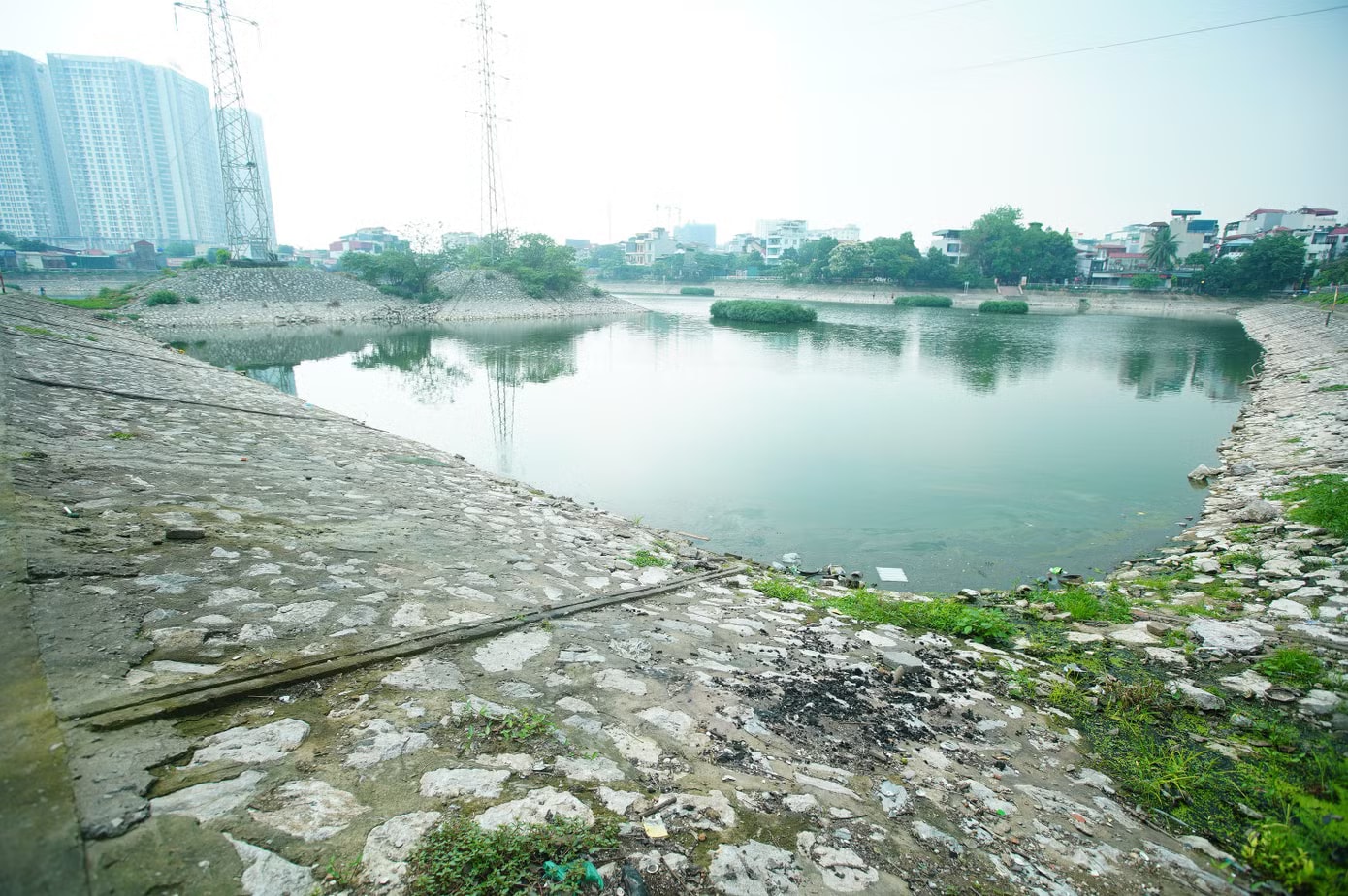 Những ngày gần đây, mực nước hồ Hạ Đình (phường Khương Đình, Hà Nội) xuống thấp, đường ven bờ xuống cấp, dưới lòng hồ lộ ra các loại rác thải, đặc biệt là đồ thờ cúng ảnh hưởng trực tiếp đến môi trường, gây mất mỹ quan đô thị. Hồ Hạ Đình ở Hà Nội bị 'bức tử' - Ảnh 1.