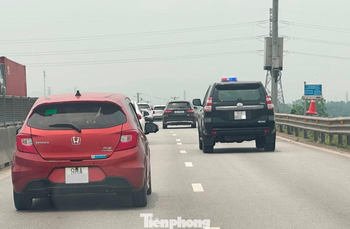 Ngày 25/4 là ngày đầu nghỉ lễ dịp Giỗ Tổ nên lưu lượng xe lưu thông trên cao tốc Bắc Nam rất đông, nhưng xe 51F-903xx biển trắng đã dùng còi hú và đèn xoay để lưu thông vượt tốc độ cho phép. Cục CSGT xác minh ô tô biển trắng gắn còi hú, đèn xoay phóng như bay trên cao tốc - Ảnh 1.