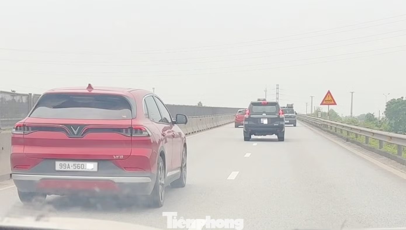 Xe 51F-903xx lưu thông chiếm cả hai 2 làn đường Cục CSGT xác minh ô tô biển trắng gắn còi hú, đèn xoay phóng như bay trên cao tốc - Ảnh 4.