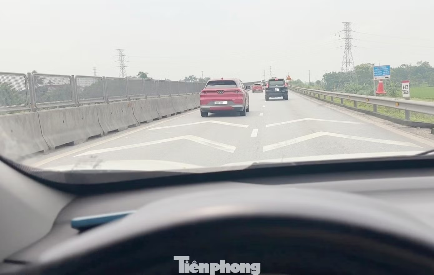Người tham gia giao thông trên cao tốc đã ghi được clip thời điểm xe 51F-903xx chạy vượt tốc độ cho phép (tốc độ quy định cao nhất là 90km/h). Cục CSGT xác minh ô tô biển trắng gắn còi hú, đèn xoay phóng như bay trên cao tốc - Ảnh 6.