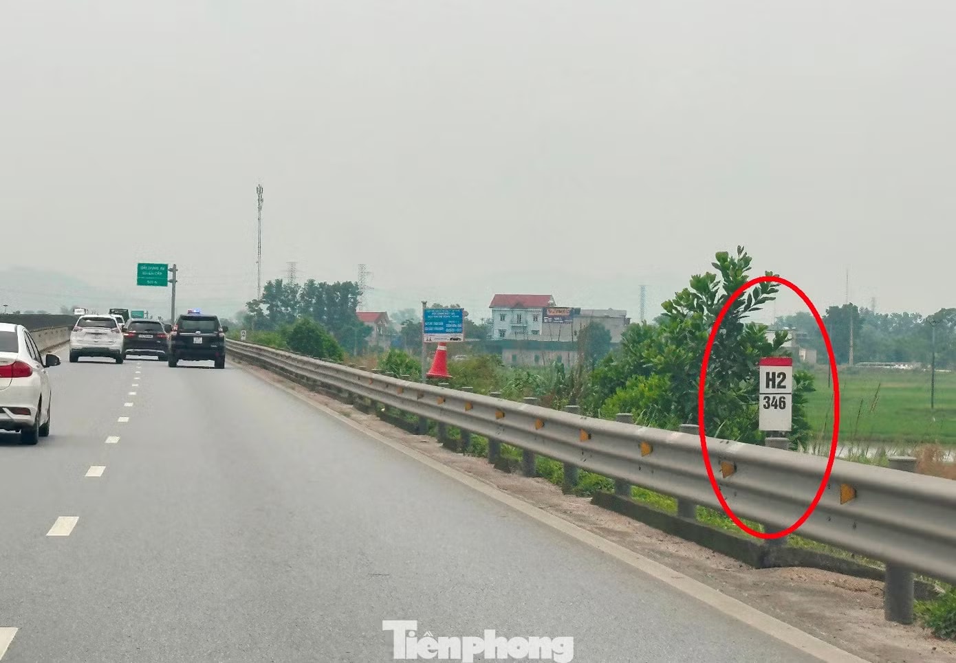 Xe 51F-903xx lưu thông trên cao tốc Nghi Sơn - Diễn Châu đoạn qua vị trí cột lý trình H2/346 vào thời điểm 11h15 sáng 25/4. Cục CSGT xác minh ô tô biển trắng gắn còi hú, đèn xoay phóng như bay trên cao tốc - Ảnh 5.