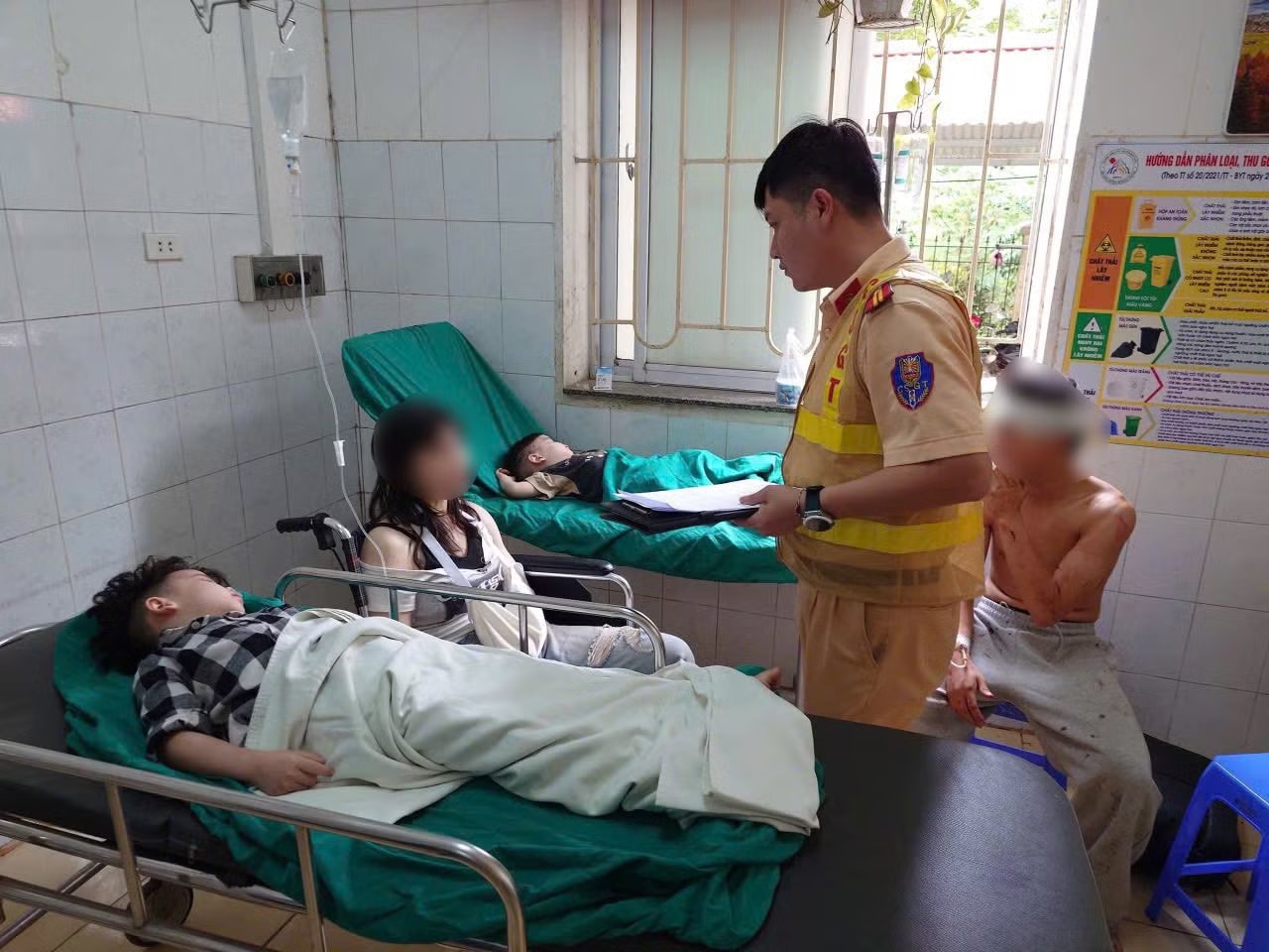 Lực lượng CSGT thăm hỏi, động viên những người bị thương. Xe khách lao xuống vực sâu 100m, 2 người tử vong, 24 người bị thương - Ảnh 3.