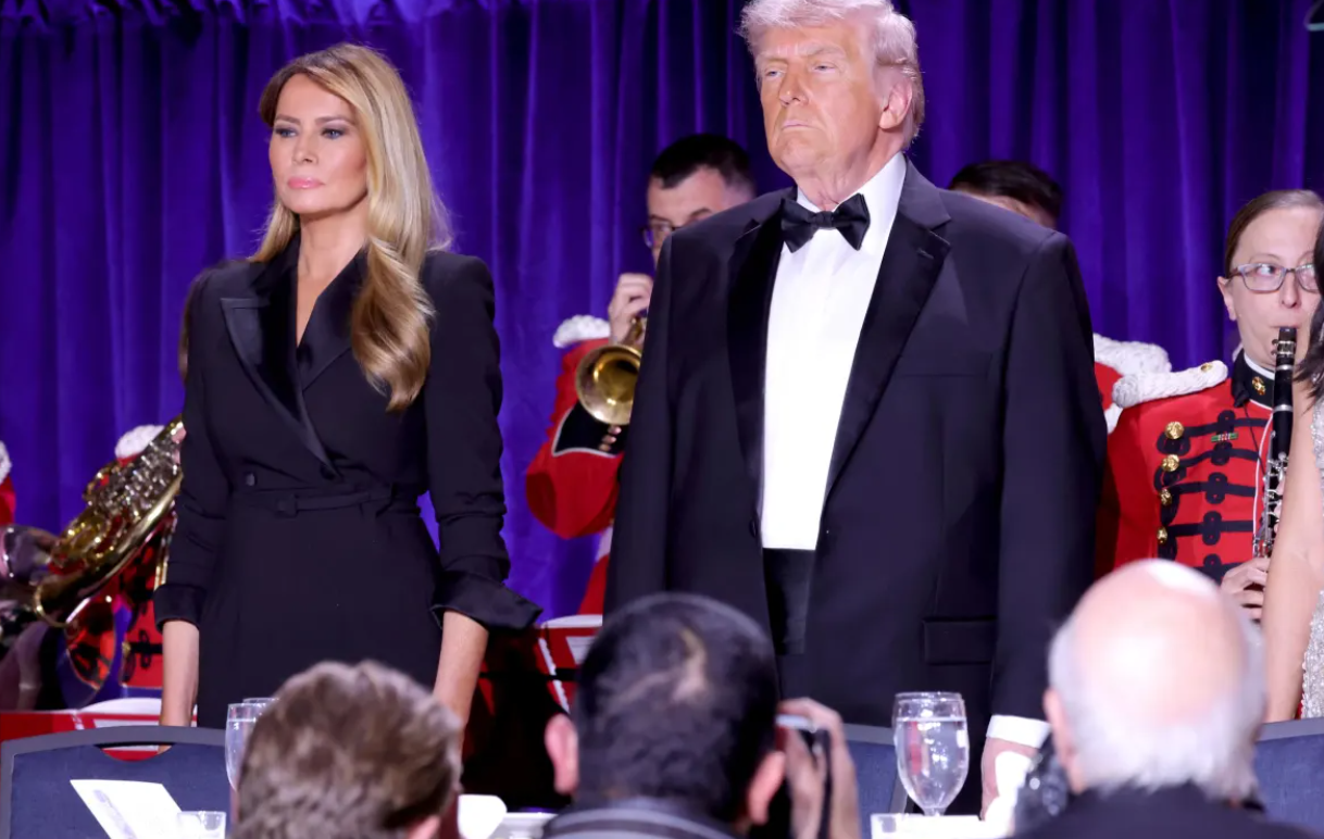 Ít nhất 5 tiếng súng nổ tại sự kiện của Nhà Trắng, ông Trump phải sơ tán khẩn cấp - Ảnh 1.