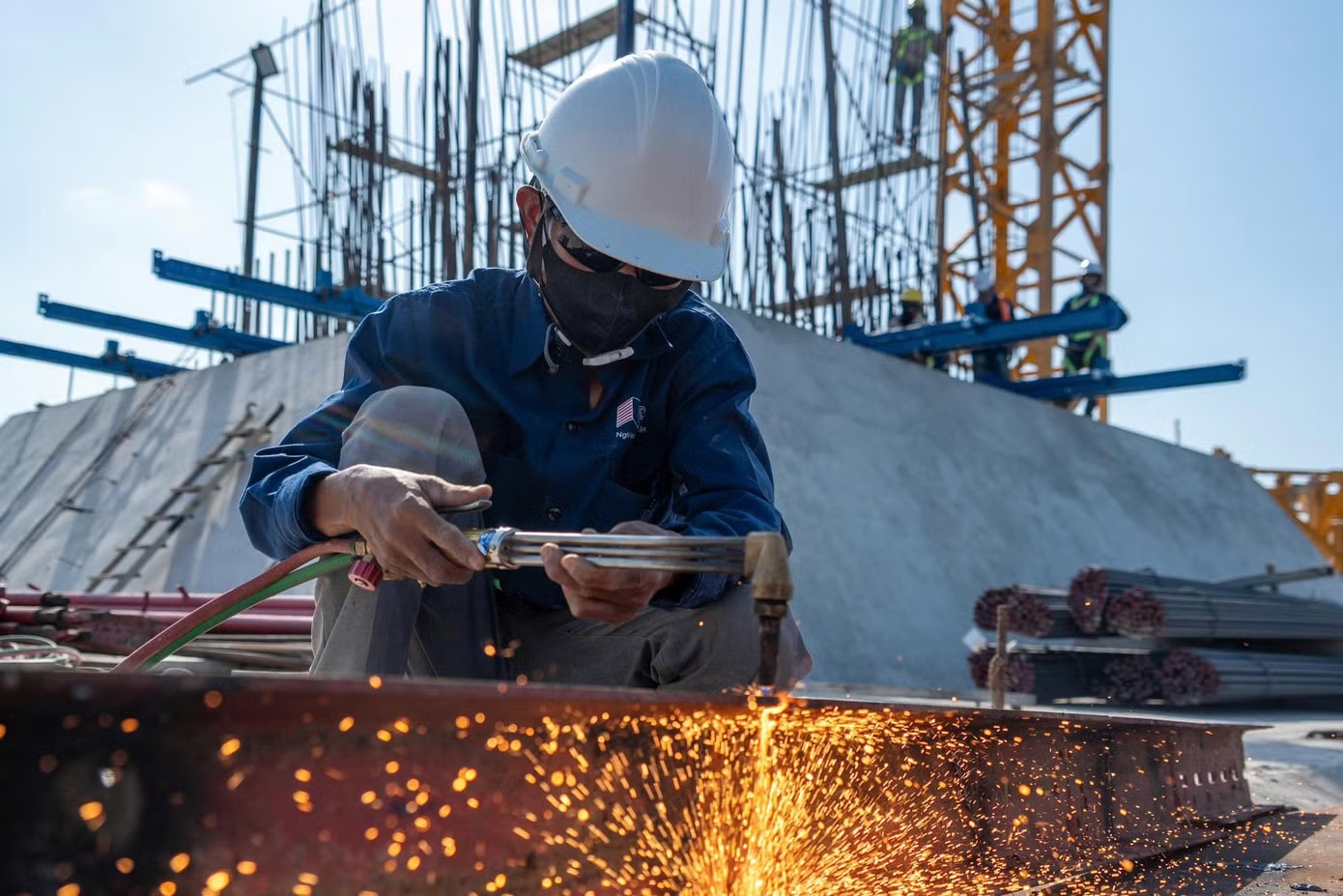 Công nhân thi công cầu Đại Ngãi 1. Tăng tốc thi công cầu Đại Ngãi 1 nối Vĩnh Long - Cần Thơ - Ảnh 2.