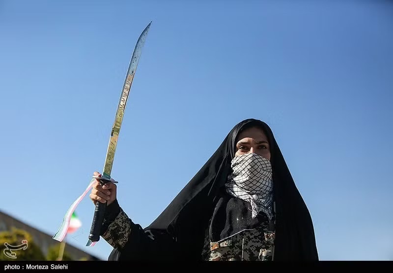 Phụ nữ Iran tuần hành ủng hộ các lượng lượng vũ trang Iran chống Mỹ và Israel. Ảnh: Tasnim. Iran nói cùng Trục kháng chiến đối phó kẻ thù, tung bộ ảnh phụ nữ tuần hành ủng hộ quân đội - Ảnh 3.