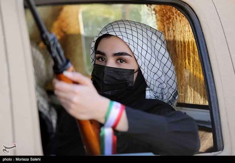 Phụ nữ Iran tuần hành ủng hộ các lượng lượng vũ trang Iran chống Mỹ và Israel. Ảnh: Tasnim. Iran nói cùng Trục kháng chiến đối phó kẻ thù, tung bộ ảnh phụ nữ tuần hành ủng hộ quân đội - Ảnh 4.
