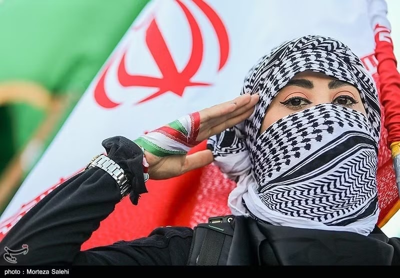 Phụ nữ Iran tuần hành ủng hộ các lượng lượng vũ trang Iran chống Mỹ và Israel. Ảnh: Tasnim. Iran nói cùng Trục kháng chiến đối phó kẻ thù, tung bộ ảnh phụ nữ tuần hành ủng hộ quân đội - Ảnh 2.