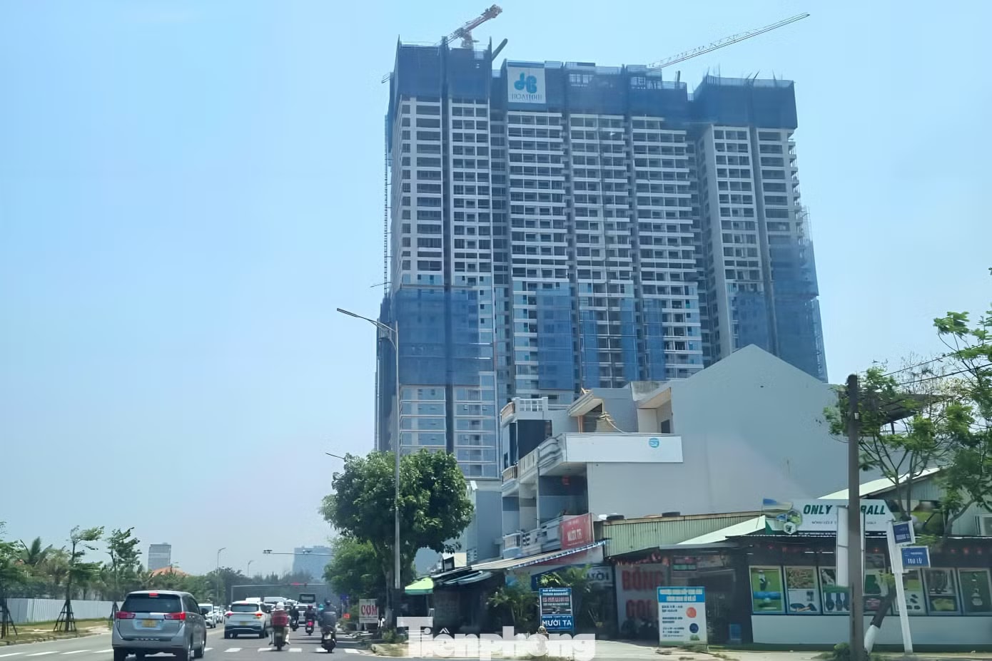 Dự án các căn hộ đua nhau mọc lên, đặc biệt ở khu vực ven sông, sát biển. Ảnh: Thanh Hiền. Ồ ạt tung căn hộ ở Đà Nẵng: Cẩn trọng ‘bội thực’ nguồn cung - Ảnh 1.