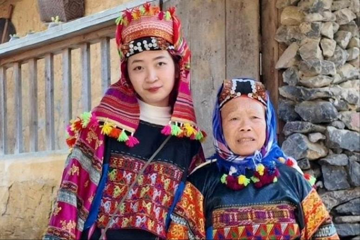 Cô gái Gen Z rời Hà Nội đến 'làng du lịch tốt nhất thế giới' sống 4 tháng: Bị ‘sốc nhiệt’ khiến chân tay thâm tím, được xem điệu nhảy ‘người rừng’ hiếm có, quen gần hết người dân trong làng