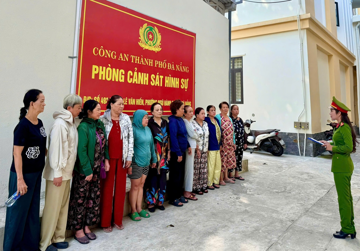 Kiểm tra đột xuất một căn nhà, bắt quả tang cụ bà 73 tuổi cùng 10 đồng phạm