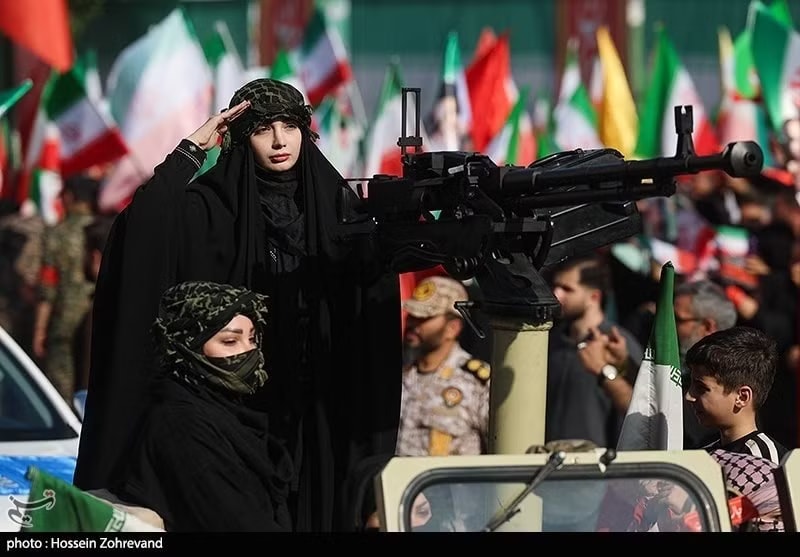 Phụ nữ Iran tuần hành ủng hộ các lượng lượng vũ trang Iran chống Mỹ và Israel. Ảnh: Tasnim. Iran nói cùng Trục kháng chiến đối phó kẻ thù, tung bộ ảnh phụ nữ tuần hành ủng hộ quân đội - Ảnh 1.