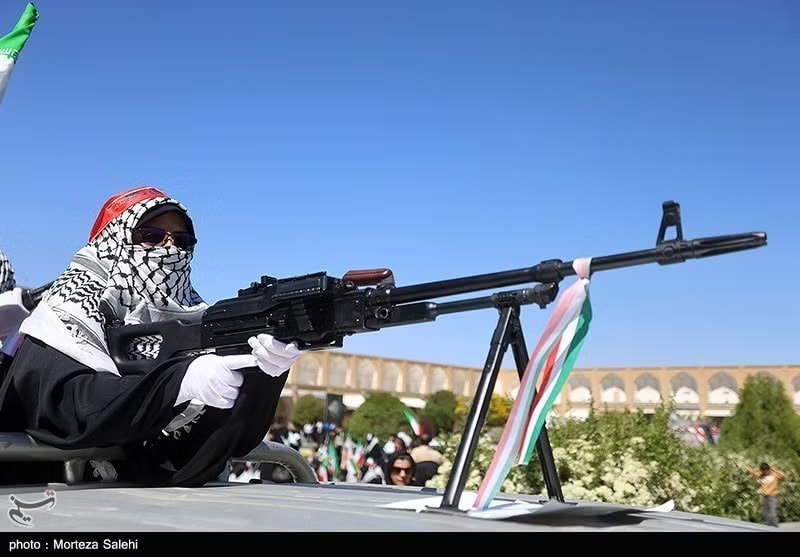 Phụ nữ Iran tuần hành ủng hộ các lượng lượng vũ trang Iran chống Mỹ và Israel. Ảnh: Tasnim. Iran nói cùng Trục kháng chiến đối phó kẻ thù, tung bộ ảnh phụ nữ tuần hành ủng hộ quân đội - Ảnh 6.