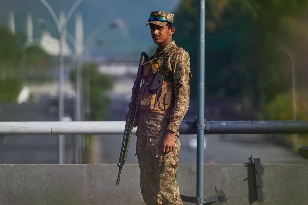 Lính Pakistan đứng gác ở khu vực nơi diễn ra cuộc đàm phán giữa Mỹ và Iran ở thủ đô Islamabad. (Ảnh: AP) Pakistan ‘hụt hơi’ trong sứ mệnh đưa Mỹ - Iran trở lại bàn đàm phán - Ảnh 1.