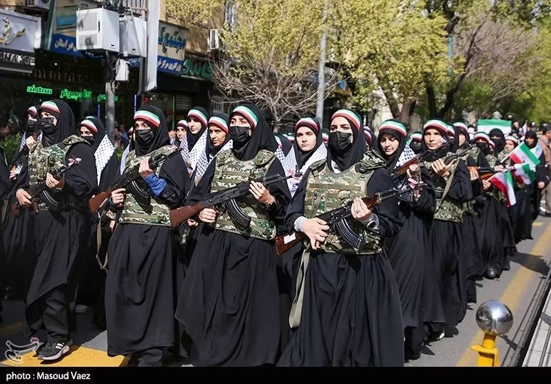 Phụ nữ Iran tuần hành ủng hộ các lượng lượng vũ trang Iran chống Mỹ và Israel. Ảnh: Tasnim. Iran nói cùng Trục kháng chiến đối phó kẻ thù, tung bộ ảnh phụ nữ tuần hành ủng hộ quân đội - Ảnh 5.