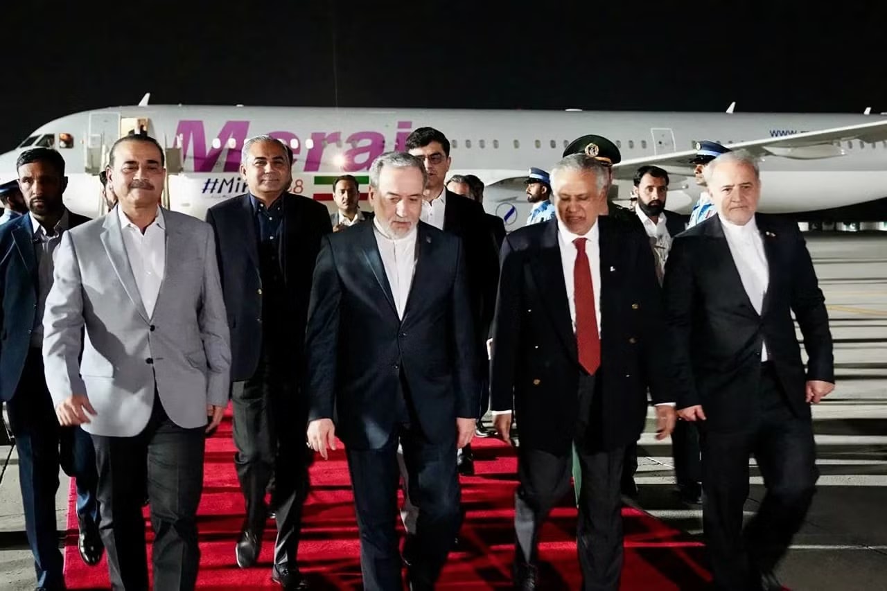 Ngoại trưởng Pakistan Ishaq Dar tiếp đón người đồng cấp Iran Abbas Araghchi khi ông đến Islamabad hôm 24/4. Iran chuyển danh sách ‘lằn ranh đỏ’ cho Mỹ thông qua Pakistan - Ảnh 1.