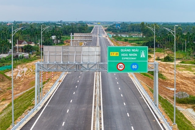 Tuyến cao tốc Quảng Ngãi - Hoài Nhơn. Nguồn ảnh: Báo Thanh Niên Tuyến cao tốc Quảng Ngãi - Hoài Nhơn. Nguồn ảnh: Báo Thanh Niên