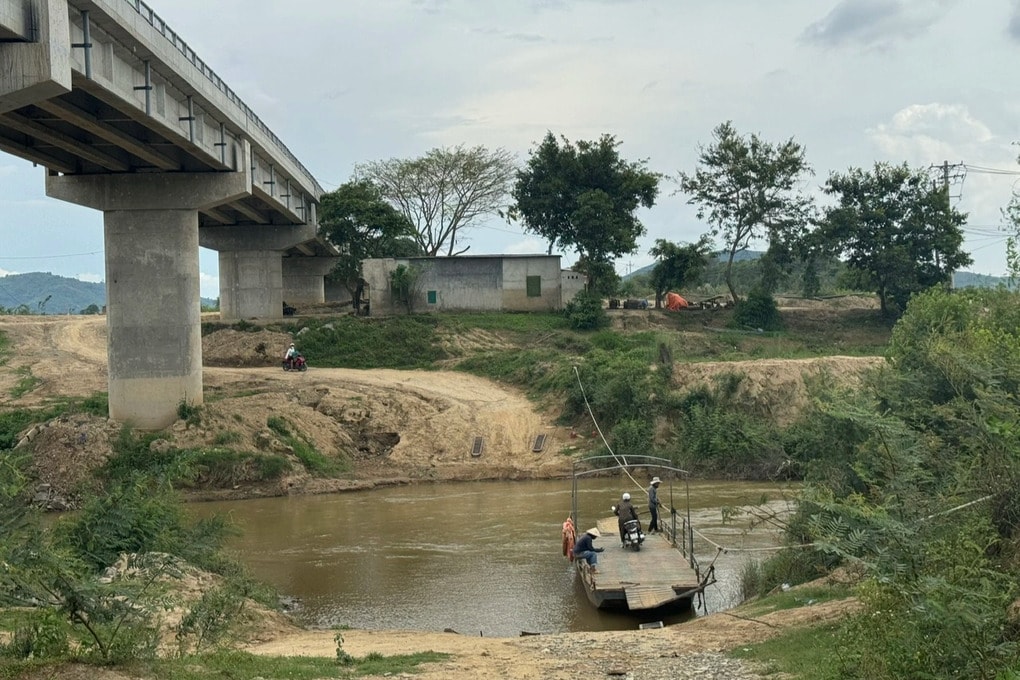 Cầu dài 200m xây xong từ 3 năm trước không thể vận hành, người dân qua sông vẫn phải ‘lụy phà’- Ảnh 2.