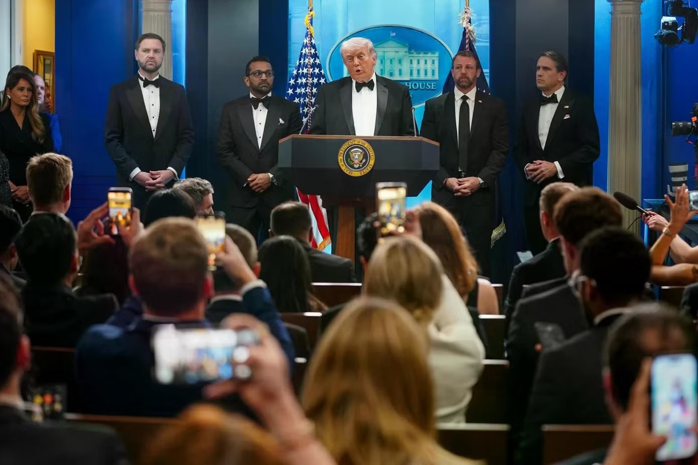 Tổng thống Mỹ Donald Trump tại cuộc họp báo tối 25/4, sau sự cố tại buổi dạ tiệc của Hiệp hội Phóng viên Nhà Trắng. (Ảnh: Reuters) Tổng thống Mỹ Trump và chiến lược 'biến nguy thành cơ' sau những lần ám sát hụt - Ảnh 3.