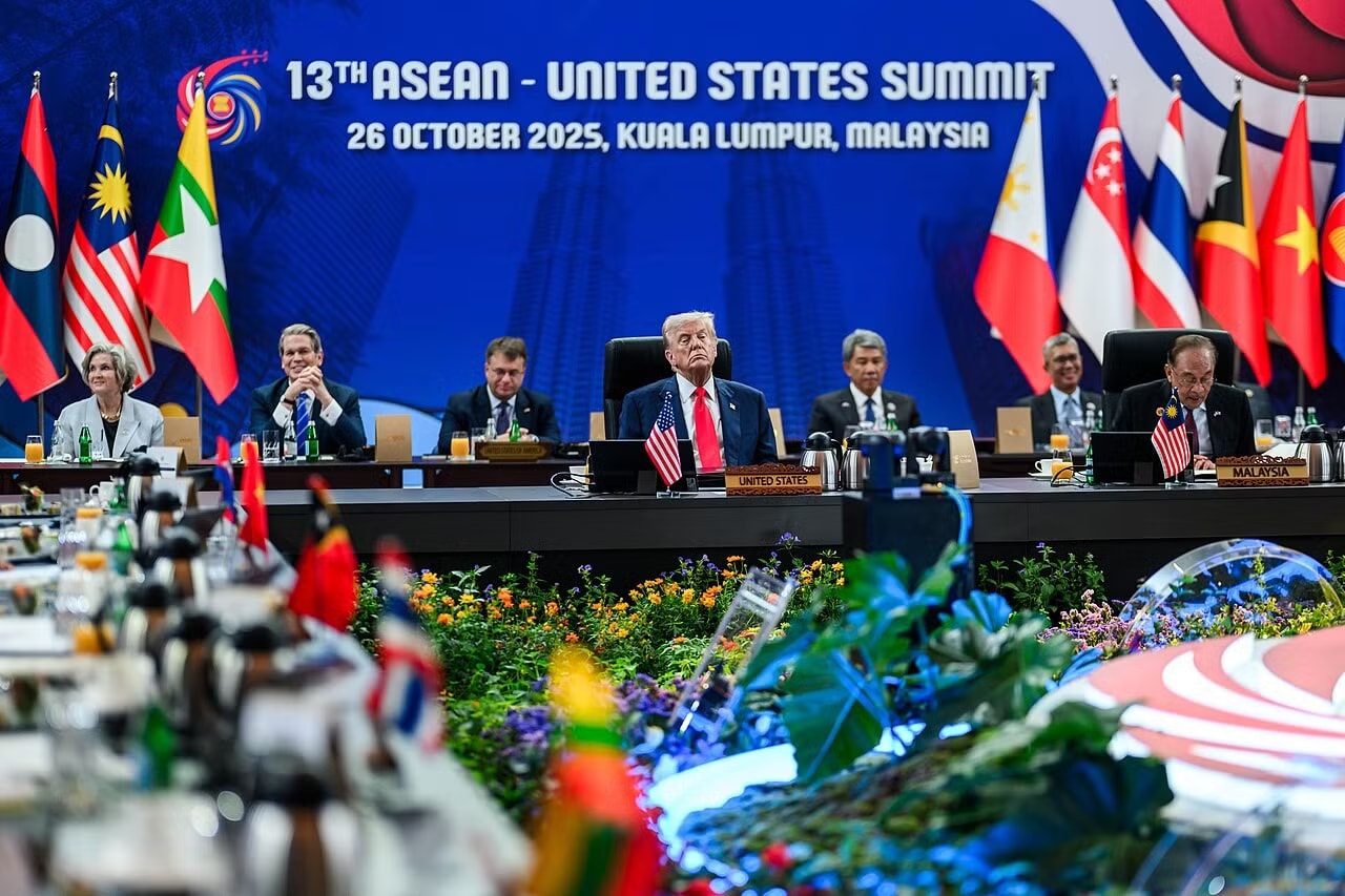 Tổng thống Mỹ Donald Trump dự Hội nghị cấp cao ASEAN-Mỹ lần thứ 13, ngày 26/10/2025 tại Malaysia. Ảnh: Security Outlines. Chính sách của Mỹ tại khu vực Ấn Độ Dương-Thái Bình Dương: Chiến lược, thách thức và triển vọng - Ảnh 2.