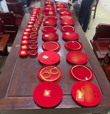 Đinh Văn Cường SN 1994 đến tiệm vàng bán, cầm cố 2 kiềng đeo cổ, 22 lắc tay tổng 112 chỉ, công an lập tức vào cuộc điều tra