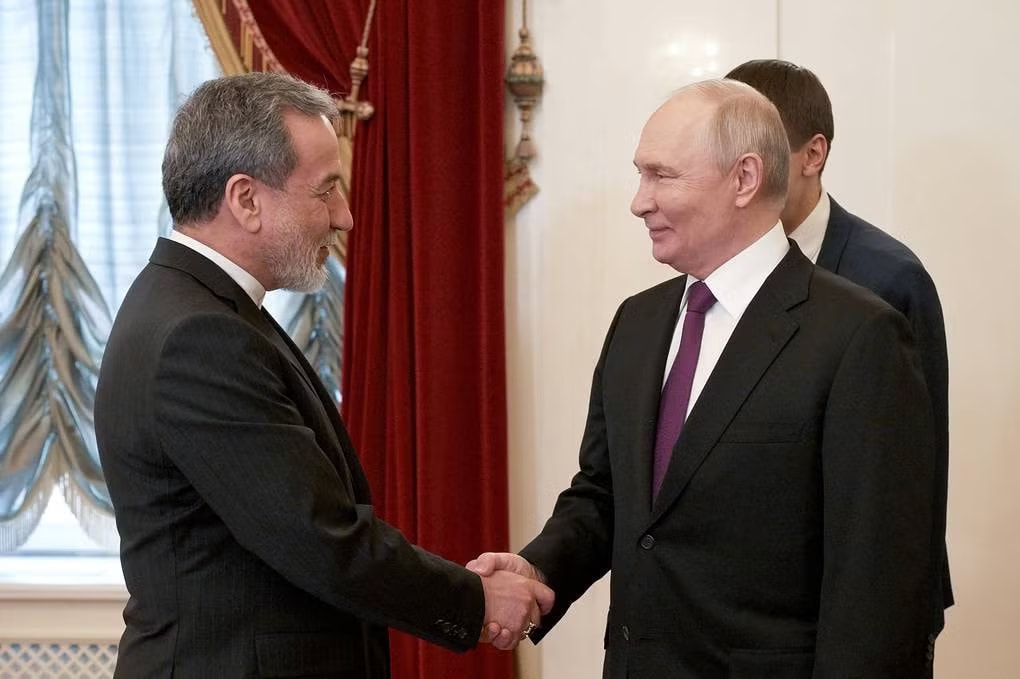 Tổng thống Nga Vladimir Putin và Ngoại trưởng Iran Abbas Araqchi. (Ảnh: Tass) Đàm phán với Mỹ đình trệ, Ngoại trưởng Iran gặp Tổng thống Nga - Ảnh 1.