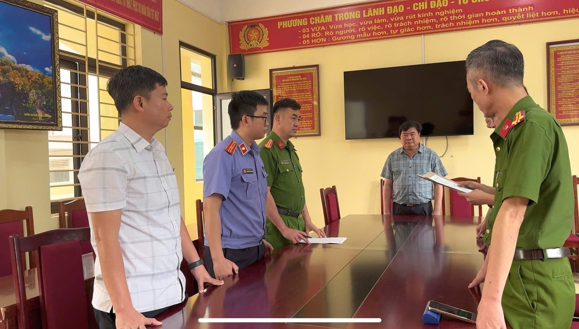 Quyết đinh khởi tố bị can