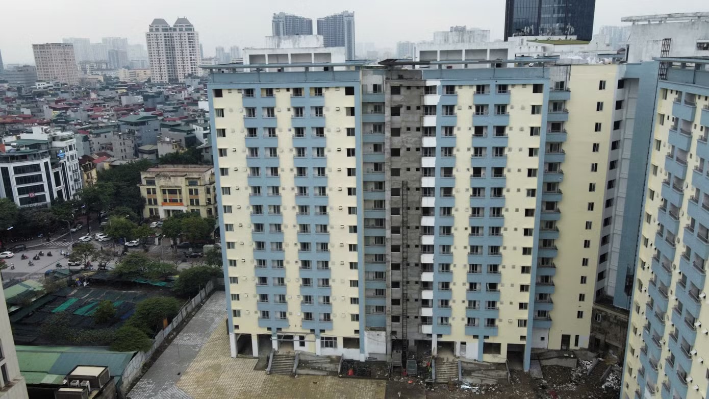 Dự án được khởi công tháng 2/2011, được UBND TP Hà Nội điều chỉnh 6 lần, tuy nhiên dù đã xây xong phần thô từ năm 2013 đến nay vẫn chưa hoàn thành đưa vào sử dụng gây lãng phí. Tận thấy khu 229 căn hộ trên 'đất vàng' bị bỏ hoang vừa được Bí thư Hà Nội yêu cầu 'hồi sinh' - Ảnh 3.