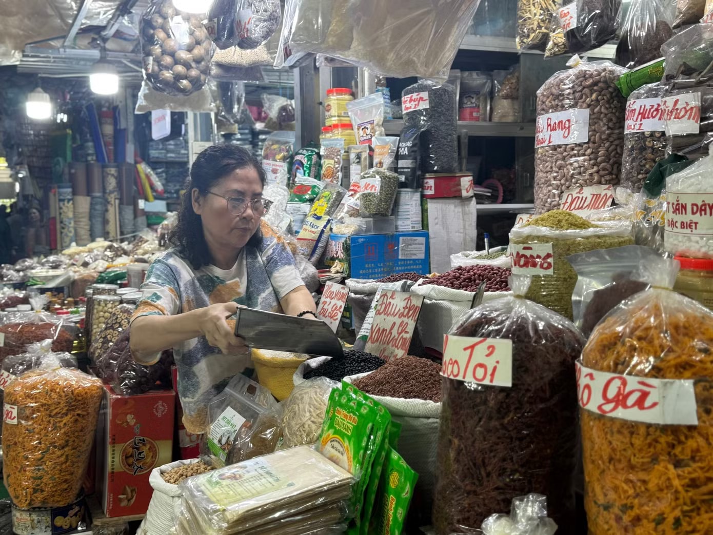 Cùng mức doanh thu, nhưng biên lợi nhuận của hộ kinh doanh trong các lĩnh vực rất khác nhau. Ảnh: Việt Linh. Miễn thuế hộ kinh doanh: Vấn đề không chỉ ở ngưỡng 500 triệu hay 1 tỷ đồng? - Ảnh 1.