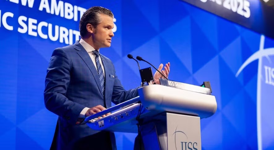 Ngày 31/5/2025, tại Đối thoại Shangri-La lần thứ 22, Bộ trưởng Quốc phòng Mỹ Pete Hegseth trình bày chính sách đối ngoại của Mỹ đối với khu vực Ấn Độ Dương- Thái Bình Dương - bài phát biểu đầu tiên kể từ khi Tổng thống Donald Trump nhậm chức vào tháng Giêng. Ảnh: IISS. Chính sách của Mỹ tại khu vực Ấn Độ Dương-Thái Bình Dương: Chiến lược, thách thức và triển vọng - Ảnh 1.