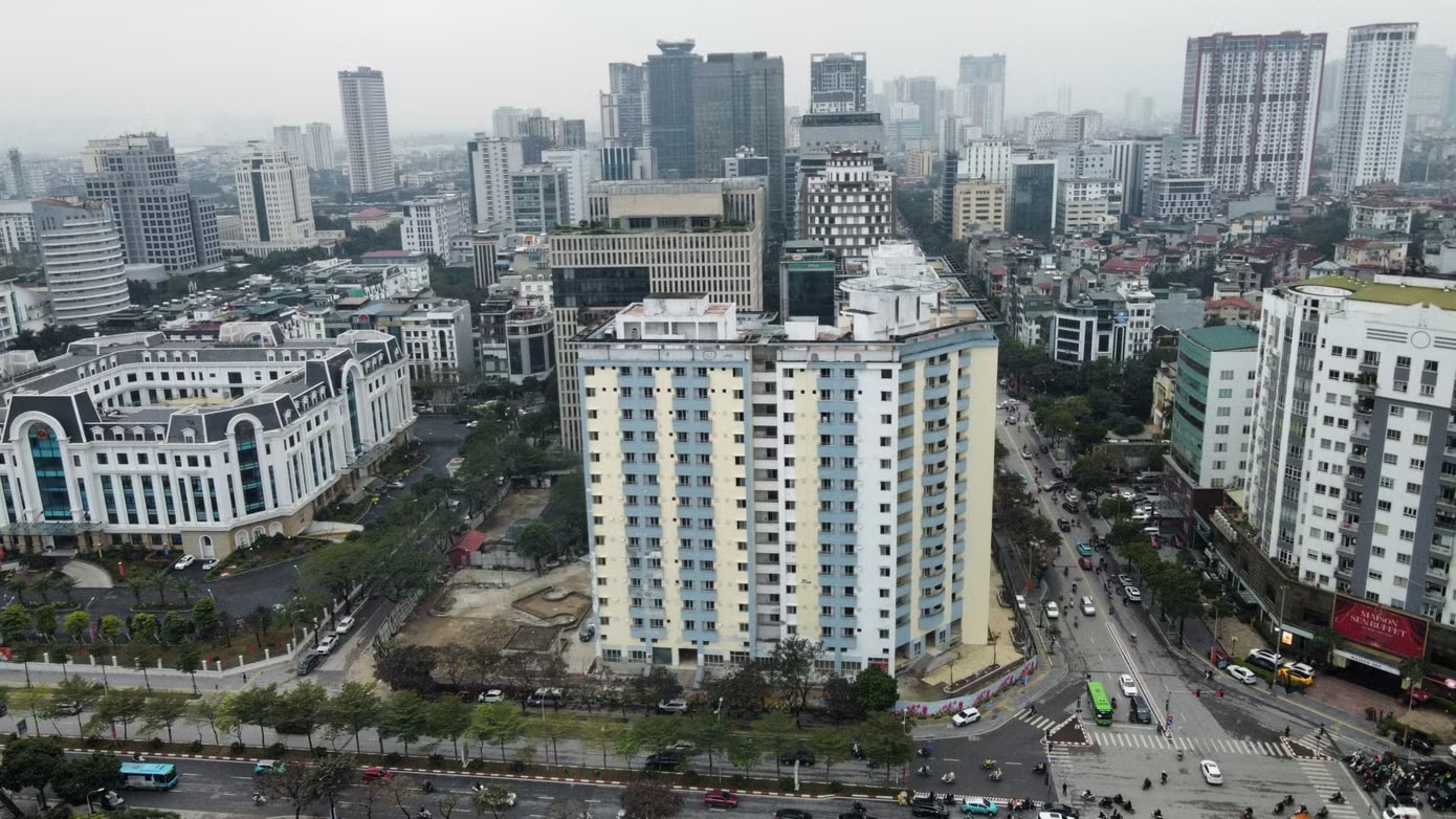 Tại buổi kiểm tra thực địa chiều 27/4, Bí thư Thành ủy Hà Nội Trần Đức Thắng yêu cầu Đảng ủy UBND TP Hà Nội chỉ đạo các cơ quan, đơn vị khẩn trương hoàn thiện các khâu cuối cùng để đưa dự án vào sử dụng, phấn đấu hoàn thành sớm và không để chậm tiến độ thêm. Tận thấy khu 229 căn hộ trên 'đất vàng' bị bỏ hoang vừa được Bí thư Hà Nội yêu cầu 'hồi sinh' - Ảnh 1.