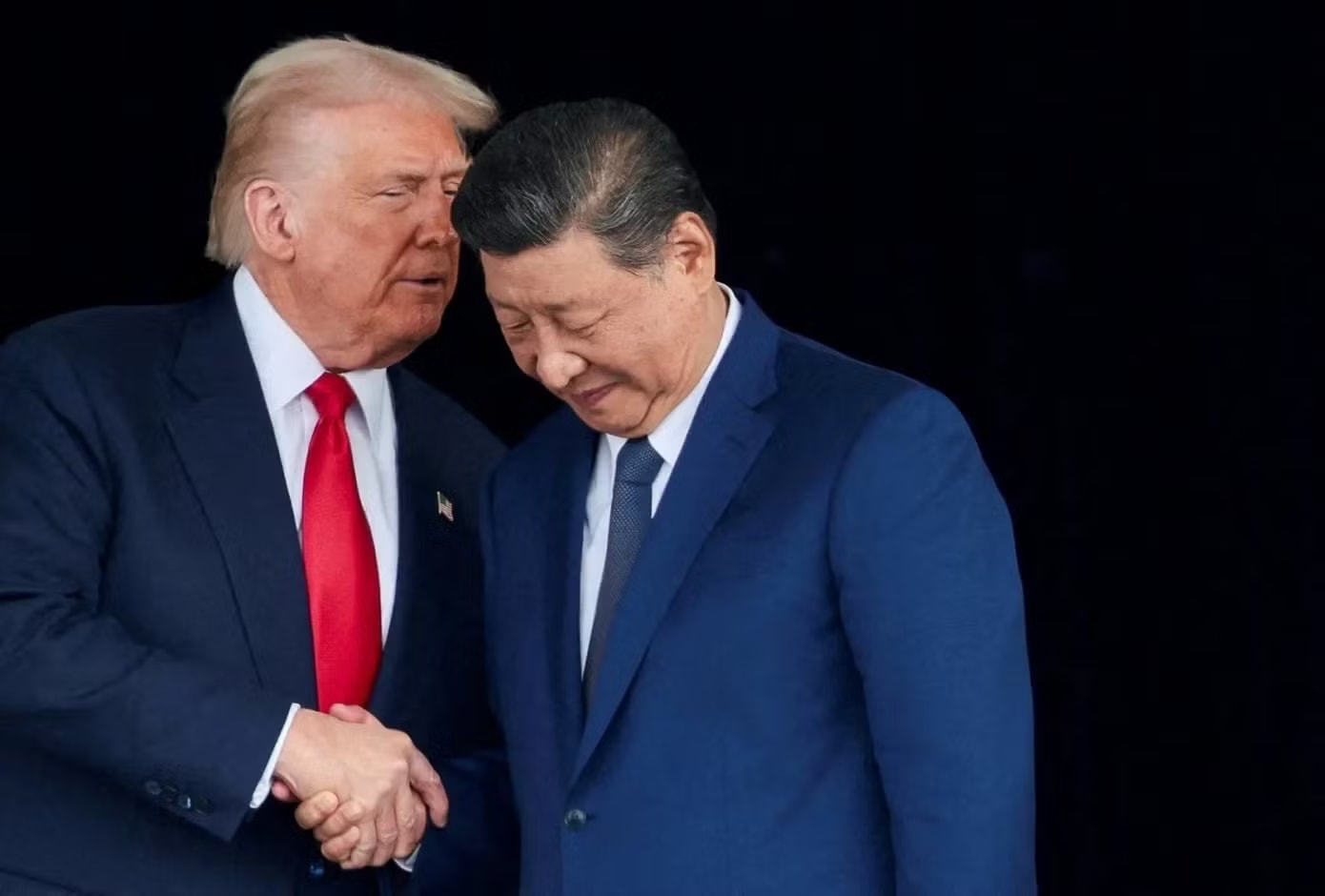 Tổng thống Mỹ Donald Trump và Chủ tịch Trung Quốc Tập Cận Bình trò chuyện bên lề Hội nghị thượng đỉnh Hợp tác Kinh tế châu Á-Thái Bình Dương (APEC ), tại Busan, Hàn Quốc, ngày 30/10/2025. Ảnh: Reuters. Chính sách của Mỹ tại khu vực Ấn Độ Dương-Thái Bình Dương: Chiến lược, thách thức và triển vọng - Ảnh 6.