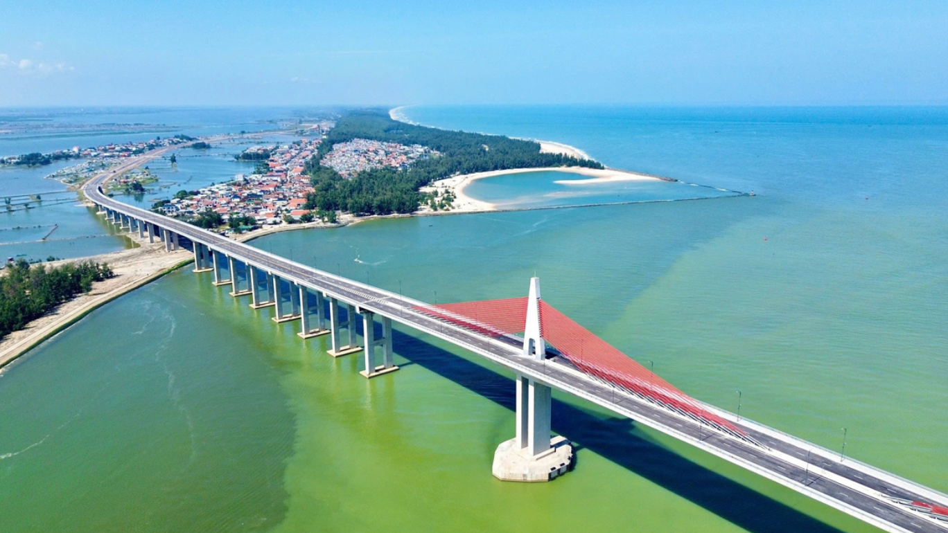 Ngày mai, cây cầu vượt biển dài nhất miền Trung chính thức thông xe, kết thúc hơn 100 năm di chuyển bằng đò của người dân đôi bờ- Ảnh 1. Ngày mai, cây cầu vượt biển dài nhất miền Trung chính thức thông xe, kết thúc hơn 100 năm di chuyển bằng đò của người dân đôi bờ- Ảnh 1.