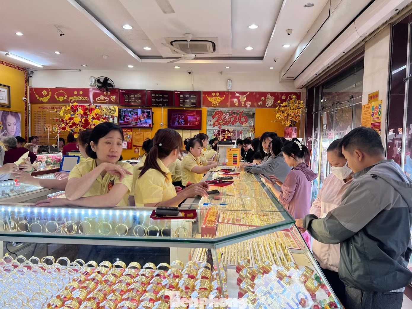 Ngày 29/4, giá vàng giảm sâu, khách hàng đến mua vàng tại các cửa hàng ở TPHCM cũng sôi động, nhộn nhịp hơn. Sôi sục vì vàng trước nghỉ lễ - Ảnh 1.