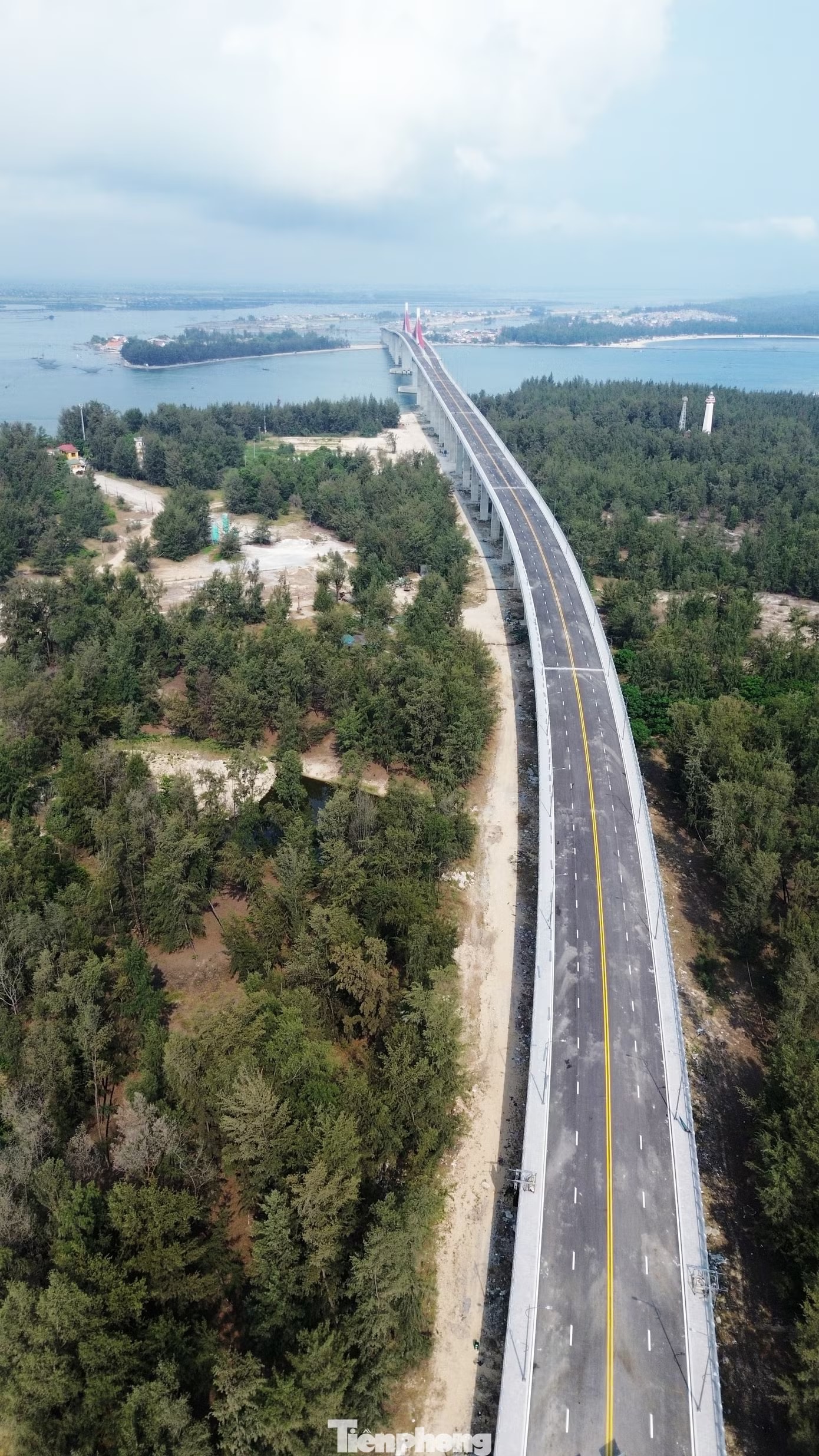 Dự án tuyến đường bộ ven biển và cầu qua cửa Thuận An có tổng chiều dài gần 7,8 km, trong đó cầu vượt cửa biển dài khoảng 2,36 km. Đây được xem là cầu vượt cửa biển dài nhất khu vực miền Trung. Tuyến có điểm đầu tại nút giao Quốc lộ 49B - cầu Tam Giang và điểm cuối tại nút giao Quốc lộ 49A-49B, mặt cắt ngang 26 m, quy mô 4 làn xe. Nhìn gần công trình vượt biển hơn 2.400 tỷ đồng thông xe ngày 30/4 - Ảnh 2.