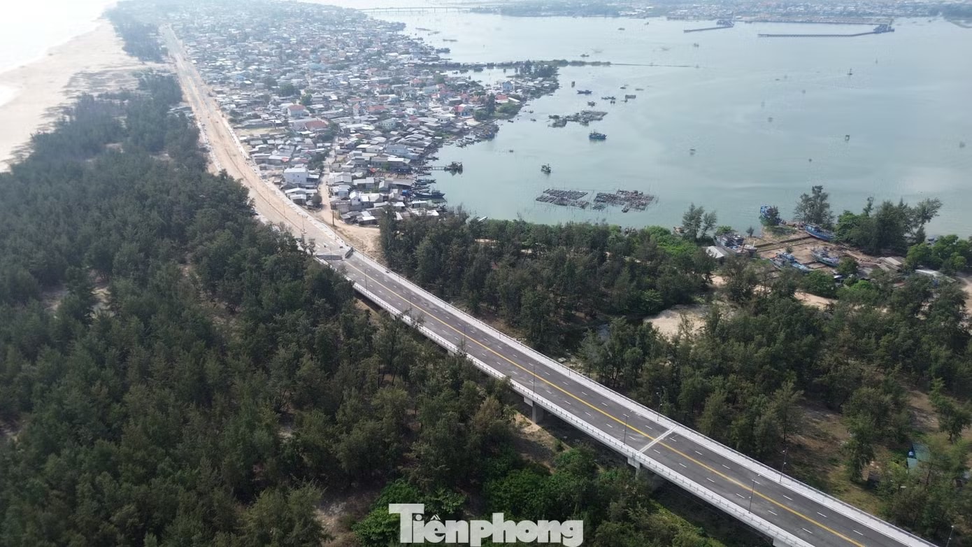 Theo Ban Quản lý dự án, khối lượng thực hiện riêng trong tháng 4 đạt khoảng 20 tỷ đồng. Nguồn vốn đã bố trí cho dự án hơn 2.483 tỷ đồng, lũy kế giải ngân đạt trên 2.230 tỷ đồng. Nhìn gần công trình vượt biển hơn 2.400 tỷ đồng thông xe ngày 30/4 - Ảnh 10.
