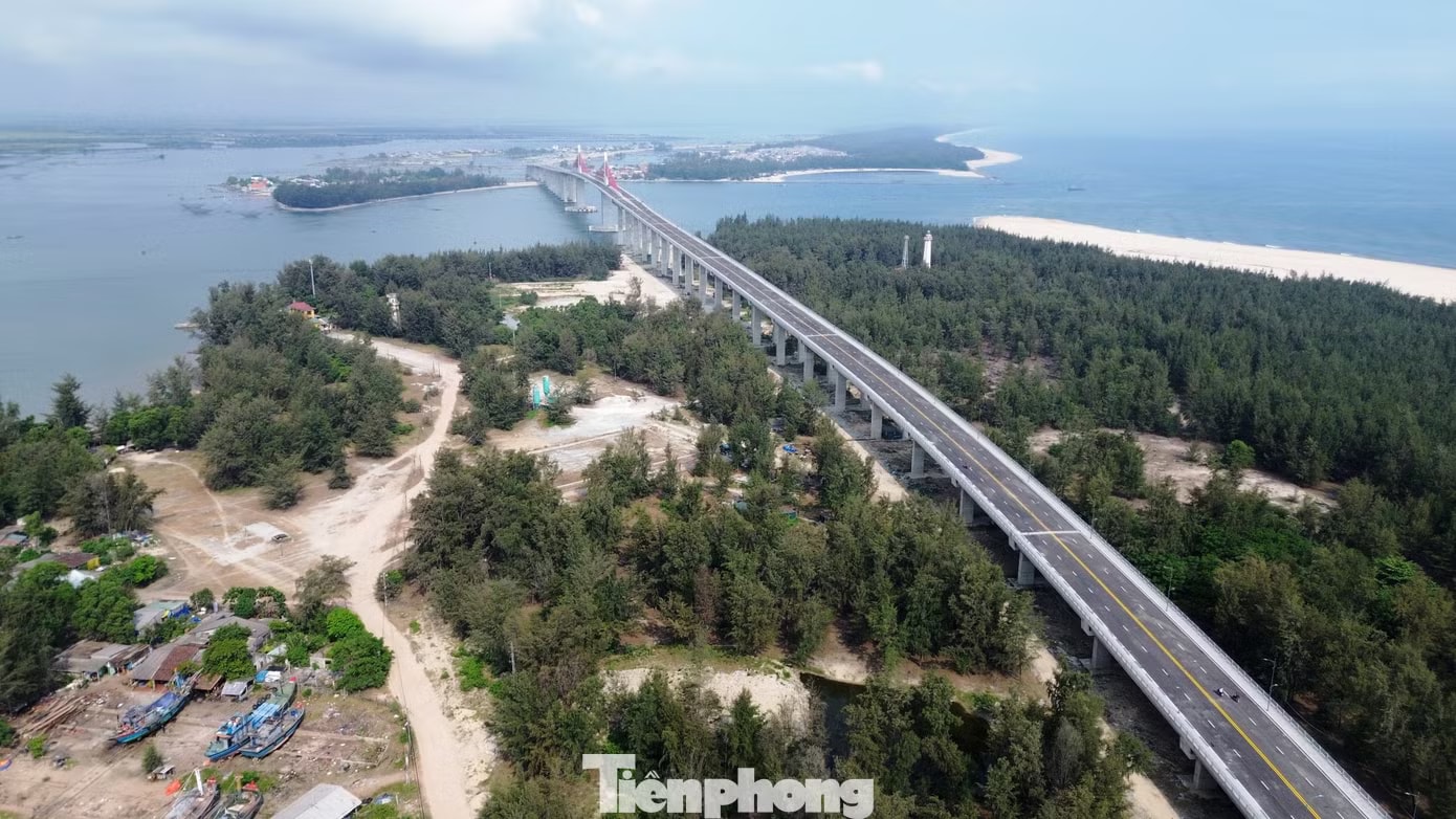 Theo Ban Quản lý dự án (QLDA) Đầu tư xây dựng công trình giao thông TP. Huế, lễ thông xe kỹ thuật dự kiến diễn ra sáng 30/4 tại đầu mố M1 Hải Dương, phường Thuận An, phía bắc cầu vượt cửa biển Thuận An. Đây là mốc quan trọng sau hơn 4 năm triển khai dự án giao thông trọng điểm của thành phố có tổng mức đầu tư giai đoạn 1 hơn 2.400 tỷ đồng. Nhìn gần công trình vượt biển hơn 2.400 tỷ đồng thông xe ngày 30/4 - Ảnh 1.
