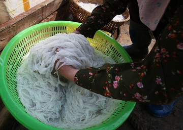 Nghề 'trẻ con cũng làm được': Nhiều phụ nữ ven biển kiếm tiền triệu mỗi ngày chỉ với vật dụng đơn giản