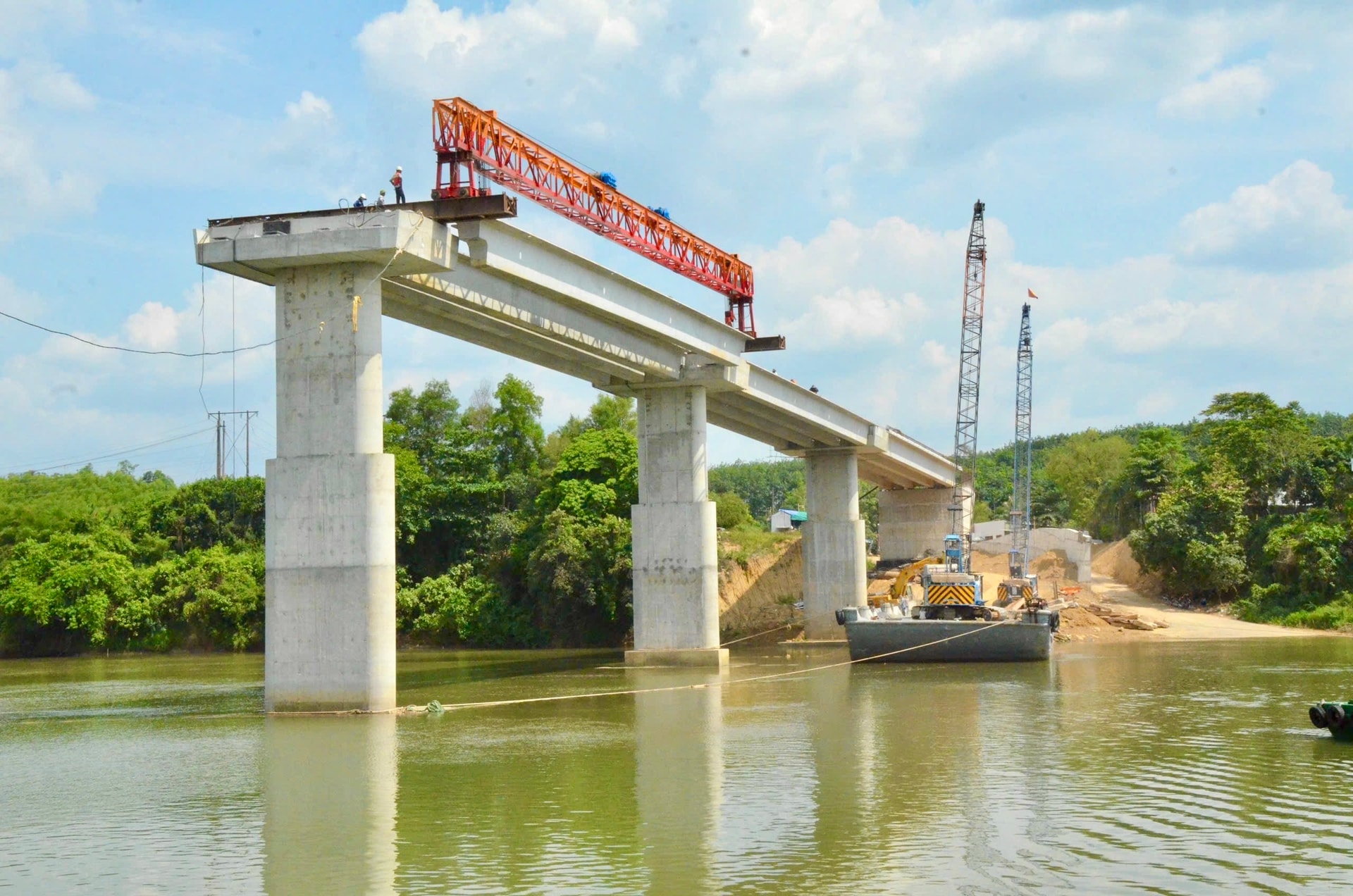 Ngày mai, chính thức hợp long cầu phục vụ thủy điện lớn nhất miền Nam, xóa bỏ bến phà đã hoạt động nhiều năm- Ảnh 1. Ngày mai, chính thức hợp long cầu phục vụ thủy điện lớn nhất miền Nam, xóa bỏ bến phà đã hoạt động nhiều năm- Ảnh 1.