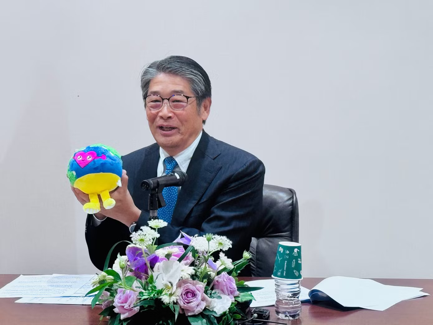 Đại sứ Nhật Bản Ito Naoki giới thiệu mascot Tunku Tunku của Triển lãm làm vườn quốc tế 2027 sẽ diễn ra tại Yokohama. Ảnh: Thu Loan Thủ tướng Nhật Bản sắp thăm Việt Nam: Bốn trụ cột và thông điệp chiến lược - Ảnh 1.