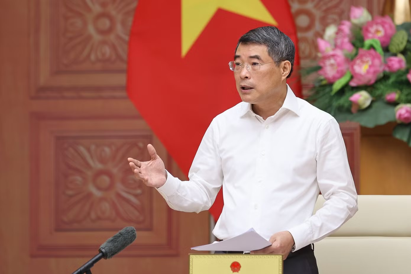 Thủ tướng Chính phủ Lê Minh Hưng phát biểu tại cuộc làm việc. Ảnh: VGP Thủ tướng chỉ đạo về nâng ngưỡng doanh thu hộ kinh doanh không phải nộp thuế lên 1 tỷ đồng - Ảnh 1.