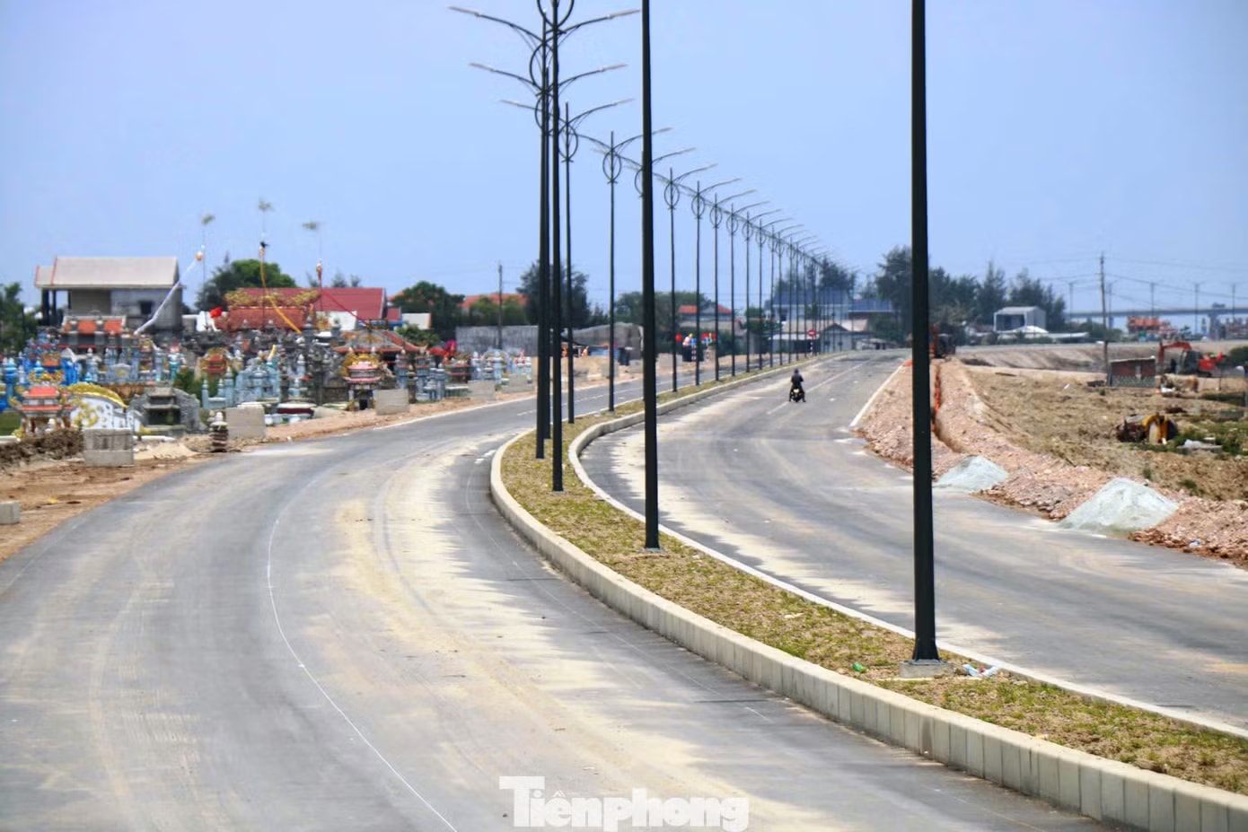 Tại khu vực phía Hải Dương (bắc cầu), đoạn tuyến đường dẫn 1A đã hoàn thành thảm bê tông nhựa, lắp đặt hệ thống chiếu sáng, sơn kẻ vạch và biển báo giao thông . Các hạng mục phụ trợ như lan can, hộ lan, dải phân cách và công trình thoát nước cũng cơ bản hoàn tất. Nhìn gần công trình vượt biển hơn 2.400 tỷ đồng thông xe ngày 30/4 - Ảnh 7.